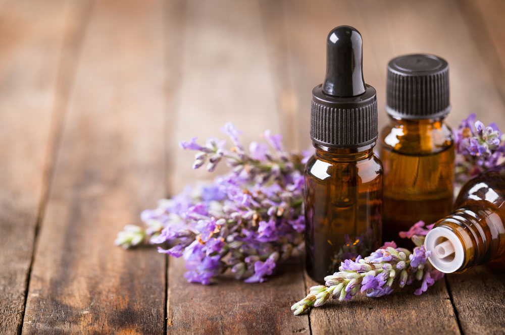 Lavendel auf Holztisch mit Fläschchen