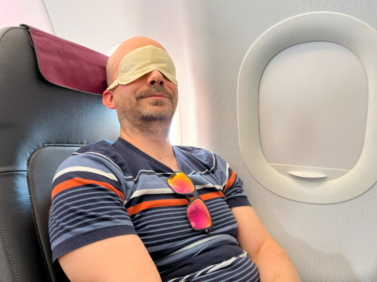 Schlafend mit Gesichtsmaske im Flugzeug